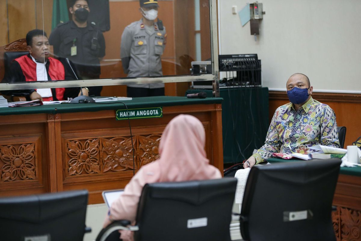 Terdakwa kasus peredaran narkotika jenis sabu Irjen Teddy Minahasa mendengarkan keterangan saksi ahli pidana dari Universitas Indonesia, Eva Achjani Zulfa di Pengadilan Negeri Jakarta Barat, Senin (6/3/2023). Jaksa penuntut umum (JPU) menghadirkan dua ahli dalam sidang kali ini.