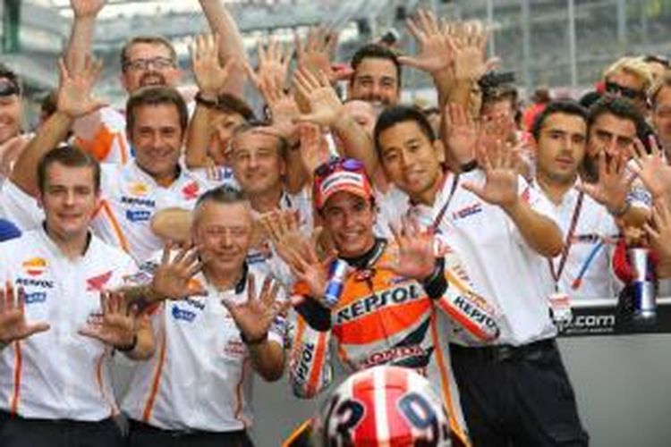 Pebalap Repsol Honda asal Spanyol, Marc Marquez, berpose bersama kru tim Honda dengan menunjukkan 10 jari, setelah kemenangan pada GP Indianapolis yang berlangsung di Sirkuit Indianapoli Motor Speedway, Minggu (10/8/2014).