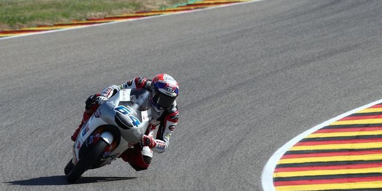 Pebalap Indonesia, Mario Suryo Aji, saat tampil pada hari pertama Moto3 Jerman 2022, Jumat (17/6/2022). Terkini, Mario Aji berhasil meraih poin perdana pada kejuaraan dunia Moto3 2023. Pencapaian itu diraih setelah dirinya finis di peringkat ke-12 Moto3 Amerika 2023.