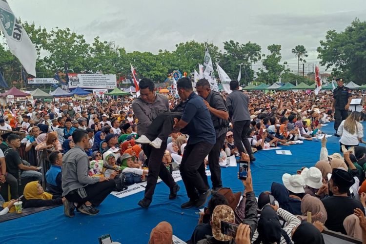 Salah satu pendukung dievakuasi karena pingsan saat menghadiri  kampanye akbar calon Presiden nomor urut 01 Anies Baswedan di lapangan Krida Nusantara Cilacap, Jawa Tengah, Rabu (24/1/2024) sore.