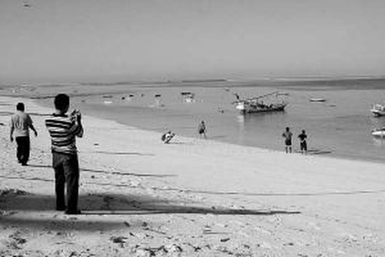 Pantai Nemberala di Pulau Rote, Nusa Tenggara Timur, merupakan salah satu tujuan wisata selancar di Tanah Air yang disukai peselancar dari sejumlah negara. Sayangnya, seperti terlihat beberapa waktu lalu, kawasan itu kurang tertata dan minim pemasaran. 