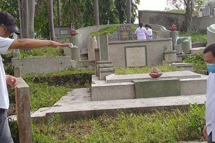 Eko Budiono memperlihatkan lokasi Patung Macan yang dicuri pemburu barang antik di Makam Tionghoa Kelurahan Pojok, Kota Kediri, Rabu (27/4/2022). 
