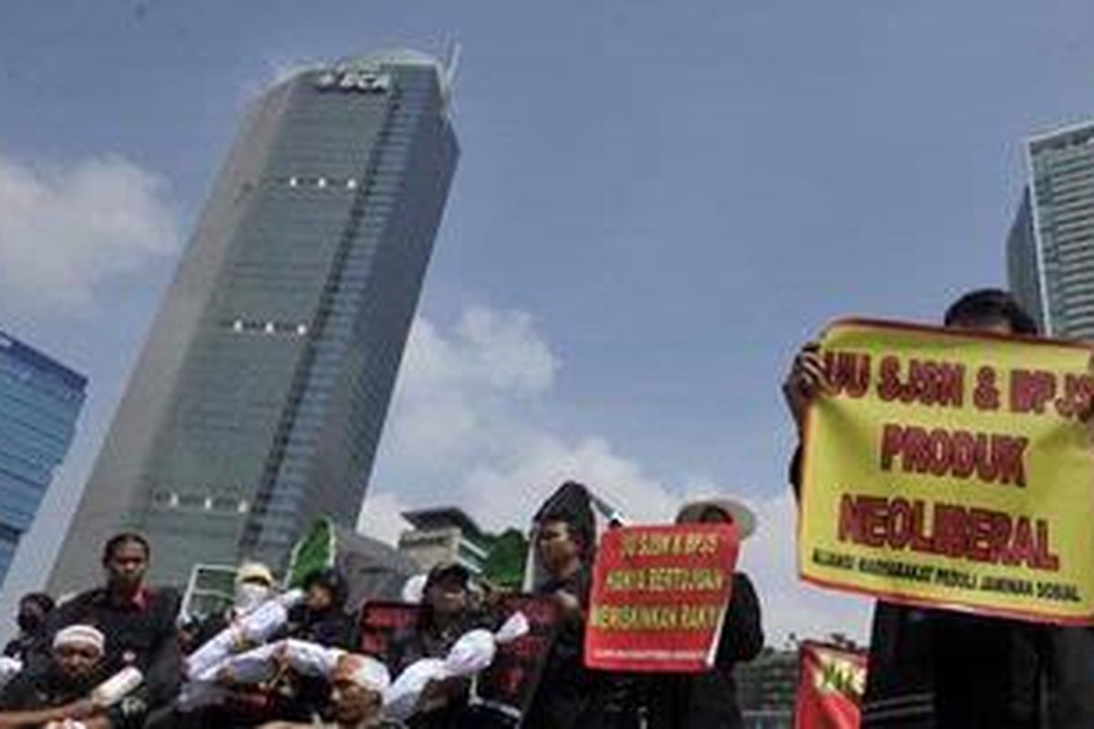 Massa yang tergabung dalam Koalisi Jaminan Sosial Pro-Rakyat berunjuk rasa menolak rencana pengeahan RUU Badan Penyelenggara Jaminan Sosial (BPJS) di Bundaran Hotel Indonesia, Jakarta, Rabu (13/7/2011). Mereka menilai jika RUU BPJS disahkan maka hanya orang yang membayar iuran saja yang akan mendapatkan jaminan sosial, itupun dipotong dari penghasilan mereka. 