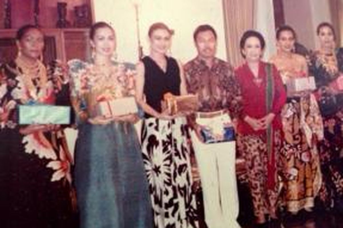 Peragawati tempo dulu, Ratna Dumila, mengenakan busana hitam berfoto bersama perancang busana batik, almarhum Iwan Tirta. 
