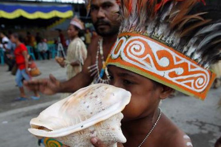 Tarian Wor ditampilkan dalam acara pembukan Pekan Wisata Munara Wampasi 2012 di Hanggar Cendrawasih Manuhua, Kelurahan Biak Kota, Kabupaten Biak Numfor, Papua, Selasa (3/7/2012). Pekan wisata ini berlangsung hingga 10 Juli. Wisatawan akan disuguhi berbagai kegiatan wisata seperti menangkap ikan (snap mor), diving hingga snorkeling. 