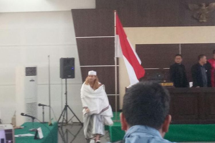 Bahar bin Smith berjalan usai mencium bendera merah putih setelah vonis tiga tahun yang dijatuhkan kepadanya, Selasa (9/7/2019).