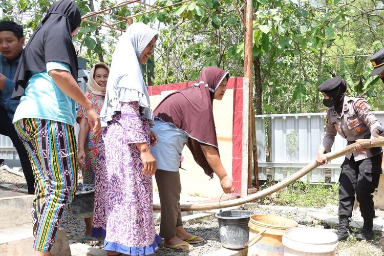 Warga di Sukoharjo mendapat bantuan air bersih dari Polres Sukoharjo, Jawa Tengah.