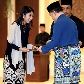Yeo Bee Yin menerima pelantikan sebagai Menteri Energi, Teknologi, Sains, Perubahan Iklim, dan Lingkungan Hidup Malaysia dari Yang di-Pertuan Agong, Sultan Muhammad V di Istana Negara, Senin (2/7/2018).