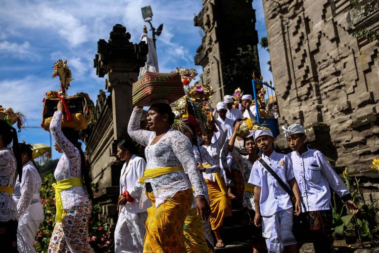 Prosesi upacara Melasti di Pura Ulun Danu Beratan di Desa Candikuning, Kabupaten Tabanan, Bali, Senin (4/3/2019). Upacara Melasti dilaksanakan dalam rangkaian perayaan Nyepi Tahun Baru Caka 1941 yang jatuh pada tanggal 7 maret 2019.