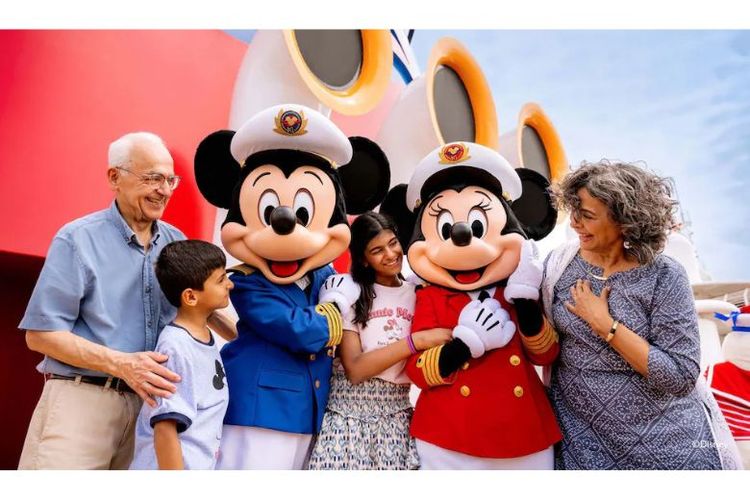 Foto keluarga bersama Mickey Mouse. 