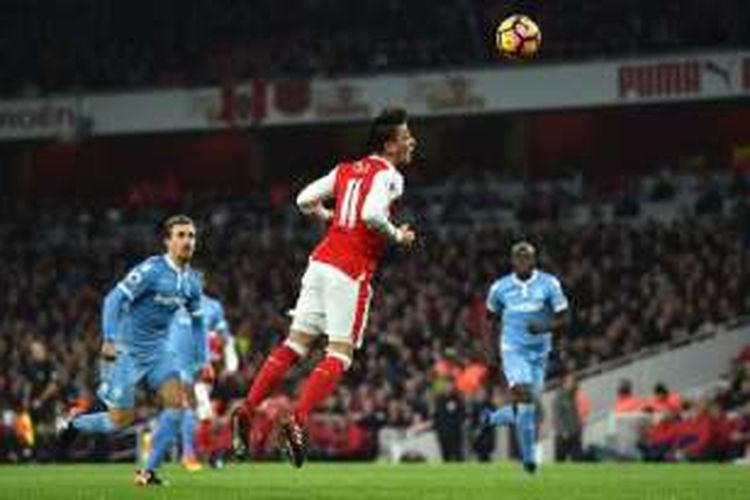 Mesut Oezil mencetak gol kedua Arsenal ke gawang Stoke pada pertandingan kontra Stoke City di Stadion Emirates, Sabtu (10/12/2016).