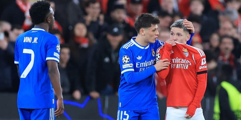 Penyerang Benfica Gianluca Prestianni menutupi mulutnya saat berdebat dengan penyerang Real Madrid Vinicius Junior yang mengeluhkan dugaan penghinaan rasis pada laga leg pertama playoff babak knockout Liga Champions UEFA antara SL Benfica dan Real Madrid CF di Estadio da Luz di Lisbon pada 17 Februari 2026.