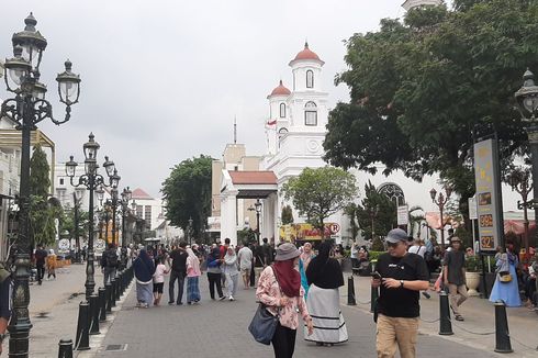 Tak Ada Kembang Api, Warga Semarang Disuguhkan Laser Show pada Malam Tahun Baru