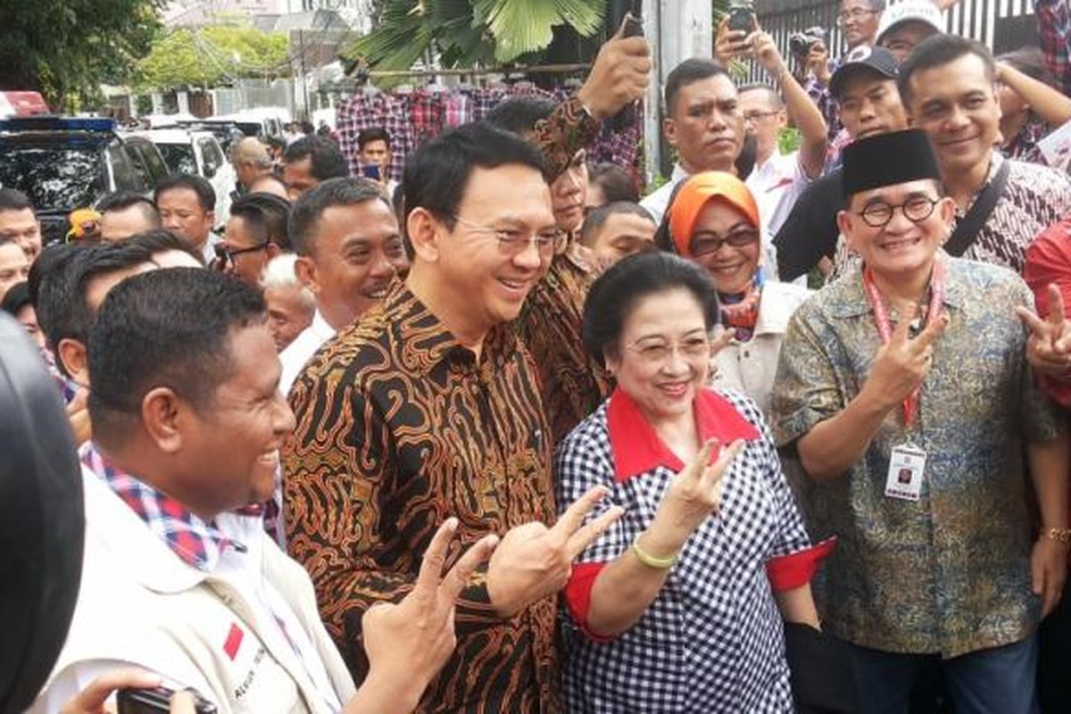 Ketua Umum Partai Demokrasi Indonesia Perjuangan Megawati Soekarnoputri saat menyambangi markas relawan pasangan calon gubernur dan calon wakil gubernur DKI Jakarta nomor pemilihan dua, Basuki 