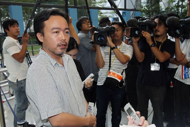 Jurnalis lepas Jepang, Kosuke Tsuneoka (kiri) saat tiba di Bandara Kansai di Osaka, pada 6 September 2010, usai dibebaskan dari penculikan dan penahanan di Afghanistan.