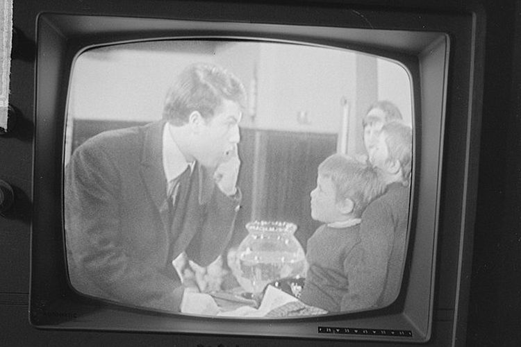 Televisi berformat warna hitam putih pada 20 April 1964