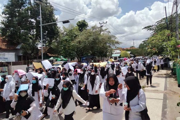 Ratusan Nakes di Kota Bima saat menggelar aksi demonstrasi, Senin (3/10/2022).