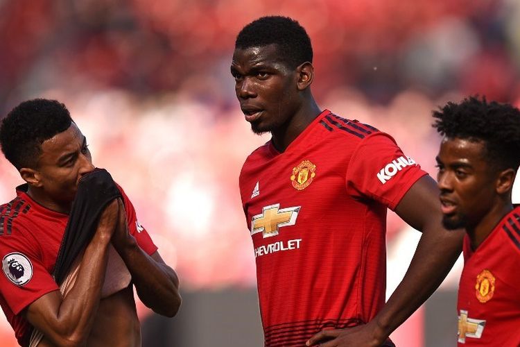 Jesse Lingard, Paul Pogba, dan Angel Gomes tampak kecewa dengan kekalahan timnya pada laga Manchester United vs Cardiff City di Stadion Old Trafford, 12 Mei 2019. 