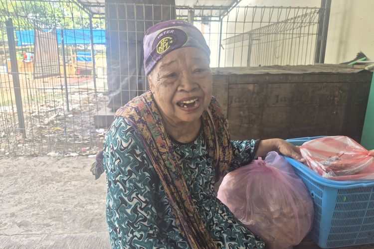 Lansia Pilih Obati Diri Sendiri daripada ke Faskes: Tersiksa Antre Panjang dan Rujukan Berbelit