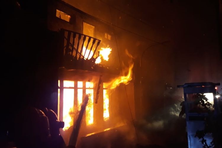 Tampak jilatan api dari dalam jendela sebuah rumah. Api lahap enam rumah di Jalan Astana Anyar, Kota Bandung.