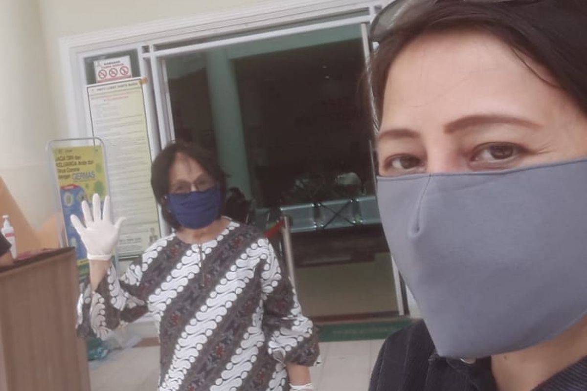 Caecilia Kapojos (depan) menemani ibunya, Jeanne melakukan tes swab di rumah sakit di Kota Makassar.