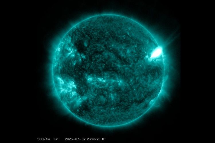 Foto suar matahari yang diambil instrumen Solar Dynamics Observatory milik NASA pada 2 Juli 2023. Foto ini menunjukkan bagian dari sinar ultraviolet ekstrem yang menyoroti materi yang sangat panas dalam suar.