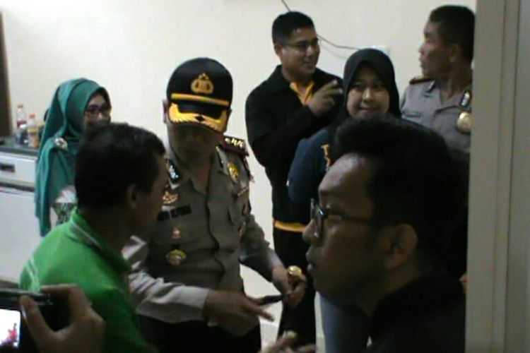 Polisi di Kabupaten Gowa, Sulawesi Selatan, mendatangi Akmal (14), remaja bertelur guna melakukan penyelidikan terkait fakta sebenarnya, Selasa (20/2/2018).