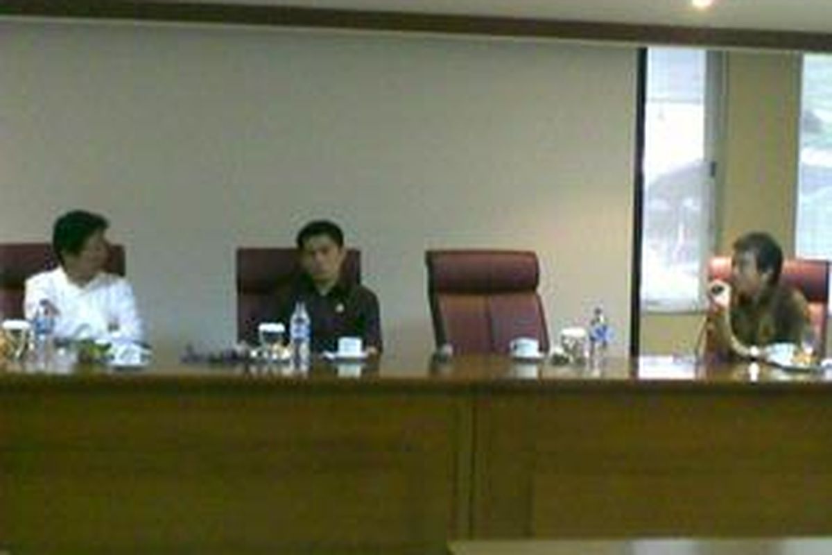 Diskusi di DPD RI bertajuk 'Lingkaran Dalam Kekuasaan dan Efektivitas Pemerintahan', Jumat (29/1/2010), menghadirkan wartawan senior Kompas Budiarto Shambazy, Anggota DPR RI Asri Anas, Ketua Badan Anggaran DPR RI Harry Azhar Azis, dan pengamat politik Yudi Latief.