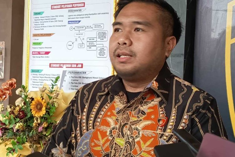 Kasat Reskrim Polres Jombang, AKP Dimas Robin, saat memberikan keterangan pers terkait kasus pemilik warung yang ditemukan meninggal di rumahnya, di Desa Mancilan, Kecamatan Mojoagung, Kabupaten Jombang, Jawa Timur, Jumat (14/11/2025).