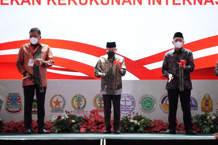 Wakil Presiden Ma'ruf Amin di acara Pekan Kerukunan Internasional Dan Konferensi Nasional Forum Kerukunan Umat Beragama (FKUB) ke-6 se-Indonesia Tahun 2021 sekaligus pencanangan Kota Tomohon sebagai Kota Toleransi di Sulawesi Utara, Jumat (19/11/2021)..