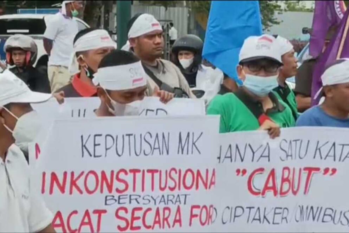 Arti PKWT yakni perjanjian kerja kontrak di mana PKWT adalah kontrak dalam jangka waktu tertentu dan bisa diperpanjang. Jadi apa itu PKWT?