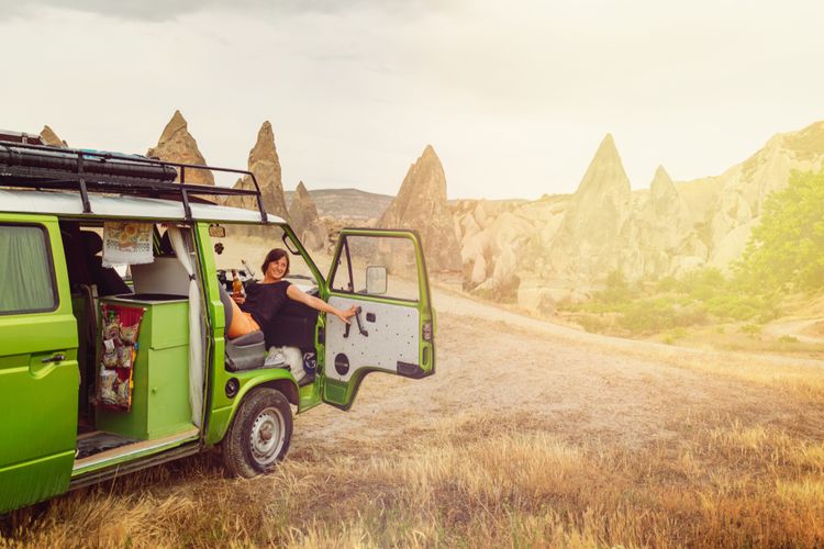 Berkemah dan memarkir van bisa menjadi opsi saat berkunjung ke Cappadocia, Turki.