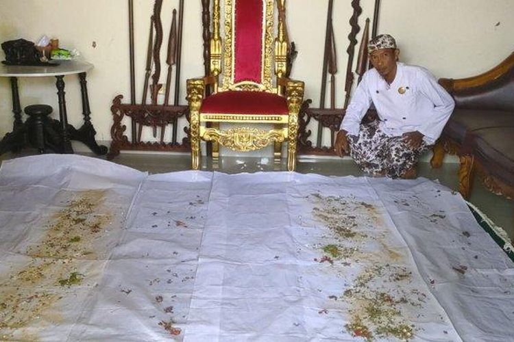 Kain kafan dan sejumlah bumbu mayit yang akan dipakai Iptu Rudiana dan Saka Tatal sumpah pocong di Padepokan Agung Amparan Jati, Cirebon, Jumat (9/8/2024). 

