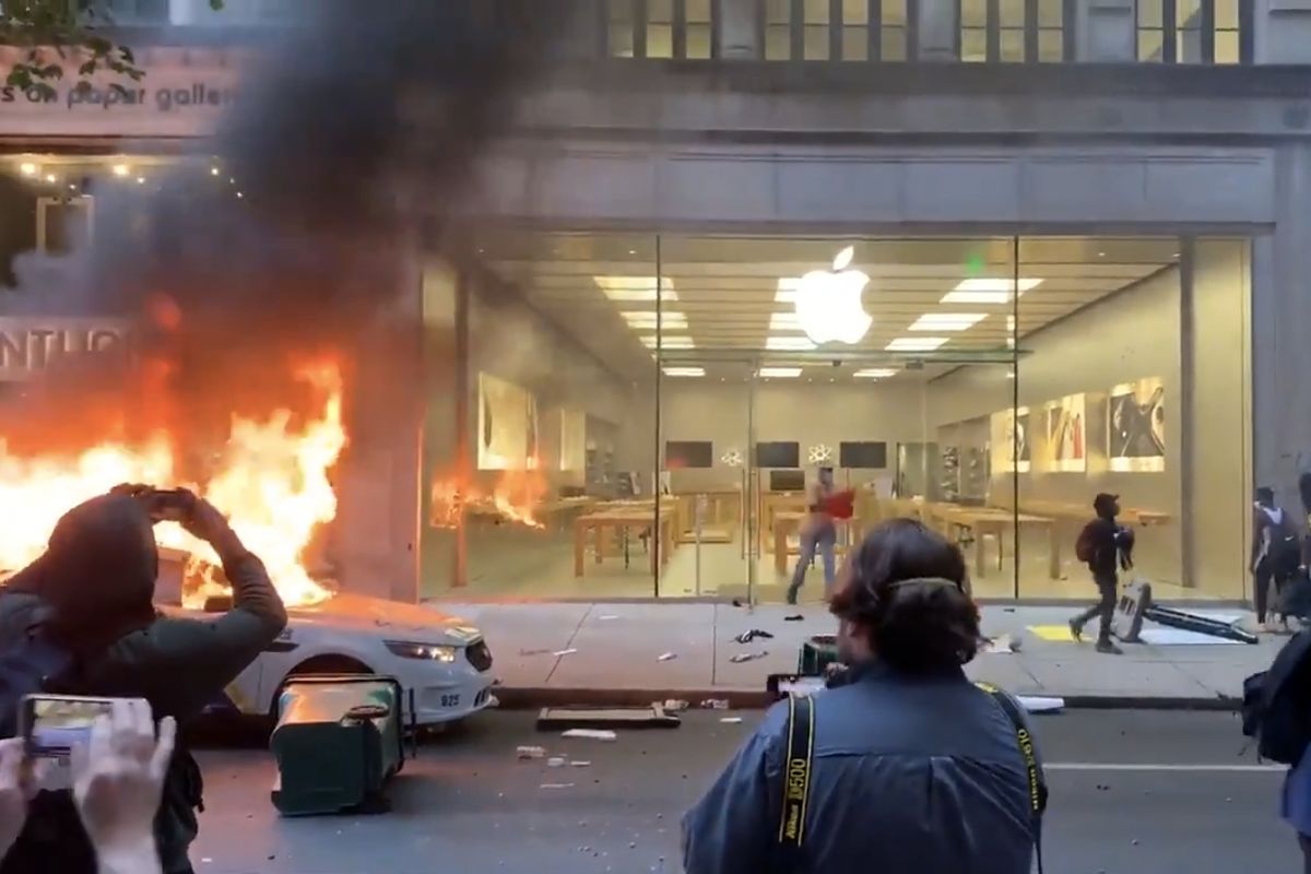 Penjarahan Apple Store saat demonstrasi di AS 31 Mei 2020.