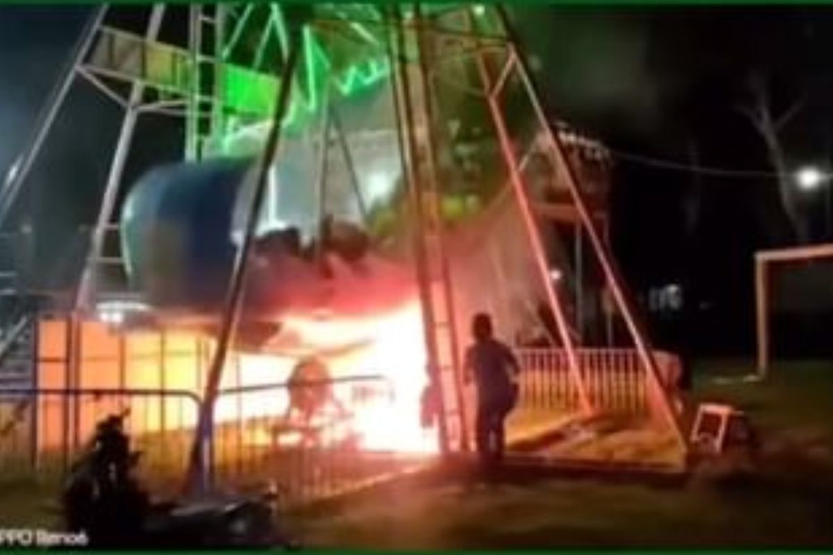  Viral di media sosial sebuah video yang memperlihatkan wahana kora-kora atau kapal ayunan terbakar di pasar malam Desa Kebonharjo, Kecamatan Jatirogo, Tuban, Jawa Timur, terbakar, Sabtu (23/4/2022), malam.