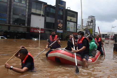 Terbawa Banjir, Mobil Mercedez Benz Tutup Jalan Kemang Raya ke Arah Jalan Bangka