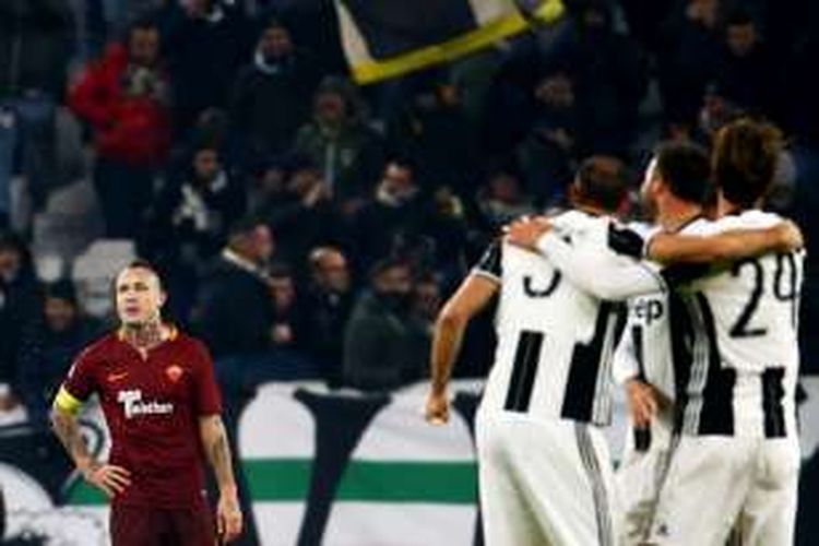 Reaksi gelandang AS Roma, Radja Nainggolan (kiri), saat para pemain Juventus merayakan gol dalam laga Serie A, di Stadion Juventus, Sabtu (17/12/2016).