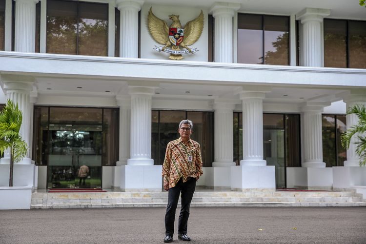 Caleg dari Partai Demokrasi Indonesia Perjuangan (PDI-P) dapil Jawa Timur VII, Johan Budi saat diwawancarai, di Jakarta, Selasa (19/3/2019).