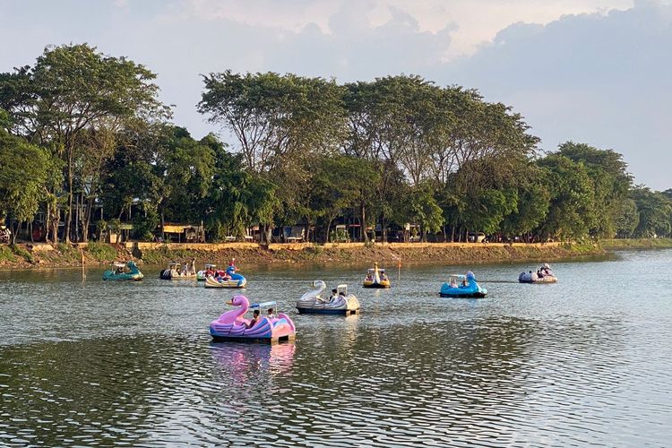 Salah satu rekreasi di Setu Babakan, Jakarta Selatan adalah sepeda air atau bebek-bebekan. Biaya untuk mencoba rekreasi itu hanya Rp 10.000 per orang dengan waktu hingga 10 menit. 