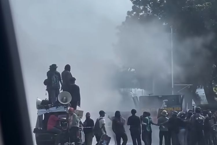 Demo Mahasiswa Papua di Patung Kuda Jakpus Diwarnai Bakar Ban, Polisi Semprotkan APAR