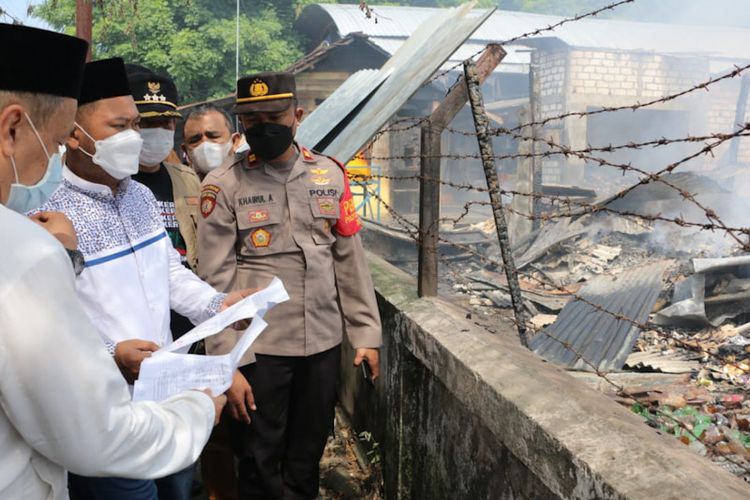 Bupati Gresik Fandi Akhmad Yani (tengah), saat melihat kondisi Pasar Sidayu pasca kebakaran yang terjadi, Minggu (30/1/2022).