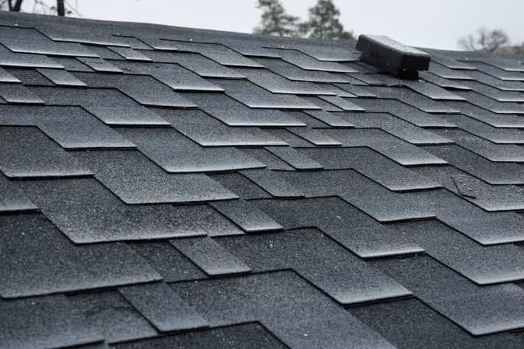 Genteng bitumen merupakan pilihan atap yang cocok untuk pemasangan panel surya