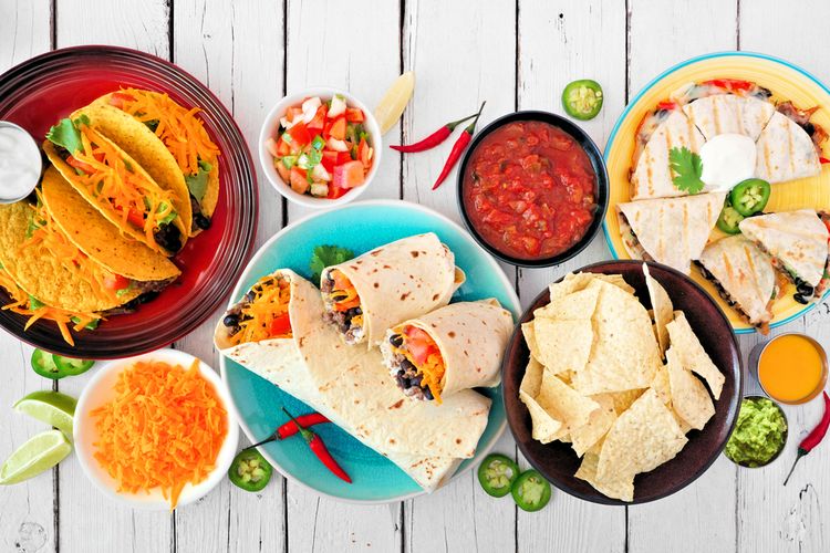Ilustrasi berbagai makanan khas Meksiko seperti burrito, taco, dan nacho. 