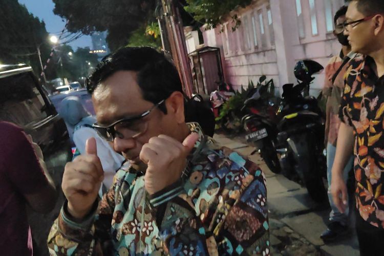 Bakal calon wakil presiden (bacawapres) PDI-P, PPP, Perindo dan Hanura, Mahfud MD ditemui di Media Center TPN Ganjar-Mahfud, Jalan Cemara, Jakarta, Minggu (22/10/2023) malam.