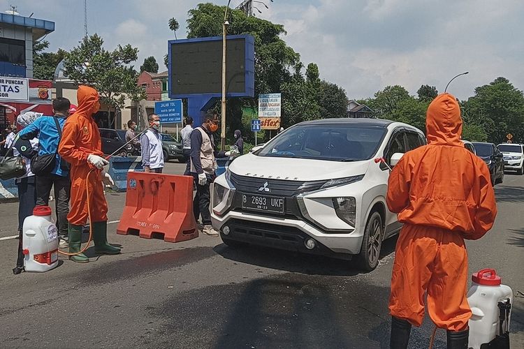 Bupati Bogor Ade Yasin beserta seluruh satuan gugus Covid-19 melakukan pencegahan eksodus ke arah Puncak, Bogor, Jawa Barat, Sabtu (4/4/2020).