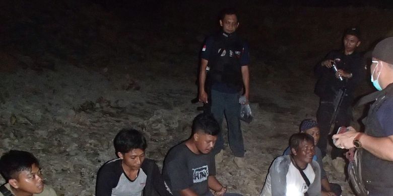 Para penambang ilegal di Tahura Bukit Soeharto, Samboja, Kaltim, saat dibekuk Satuan Polhut Reaksi Cepat (SPORC) Brigade Enggang Seksi Wilayah II Samarinda, Balai Gakkum Wilayah Kalimantan, KLHK, bersama Polisi Kehutanan Dinas Kehutanan, Kalimantan Timur, Selasa (23/6/2020) malam. 