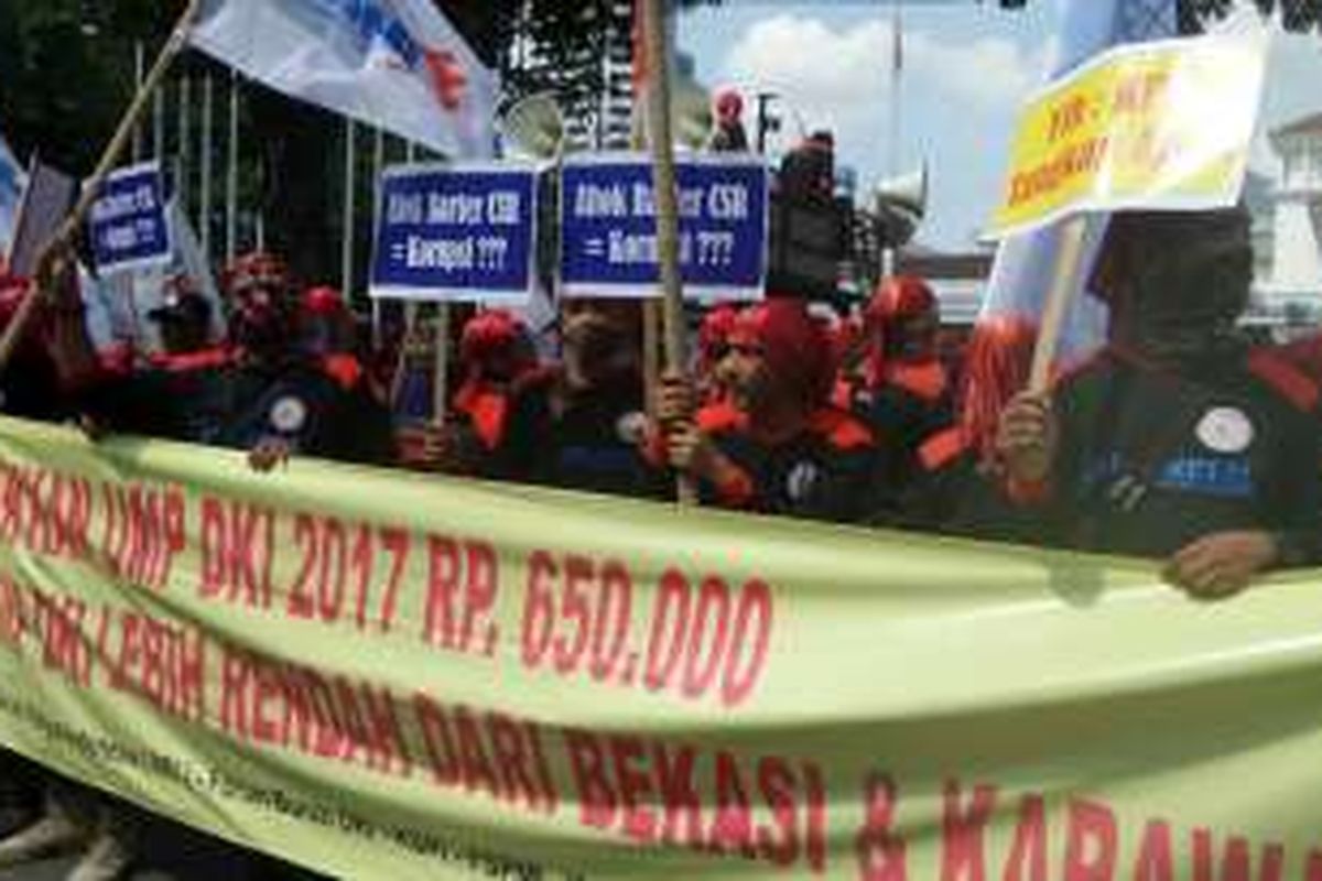 Buruh melakukan aksi unjuk rasa di Balai Kota DKI Jakarta, Jalan Medan Merdeka Selatan, Kamis (2/6/2016). 