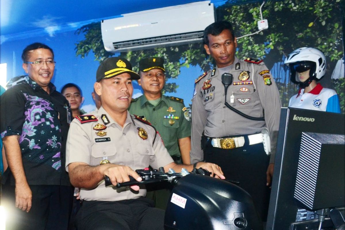 Kapolsek Cikarang Barat Komisaris Polisi Hendrik Situmorang mencoba simulasi HRT didampingi oleh (kiri-kanan) Ketua YAHM I Putu Astawa, Kasdim 05-09 Mayor Agustiar dan Kasi Lantas Polsek Cikarang Barat. Iptu David.