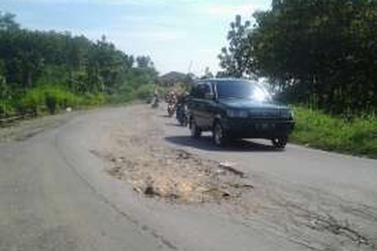 Kerusakan di jalan alternatif mudik di Desa Darupono, Kendal.