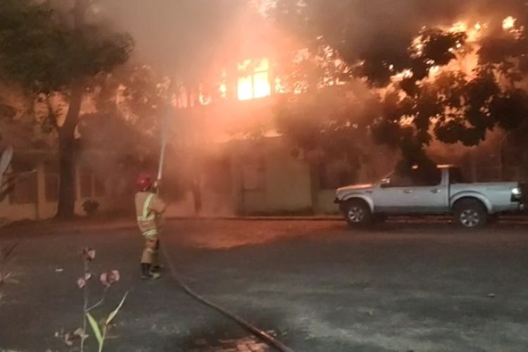 Petugas Damkar Makassar saat memadamkan api di lantai 2 kantor dinas kesehatan Sulawesi Selatan, Kamis (30/7/2020).